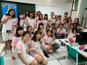 主持人至三民家商幼保科，教導26位幼保科學生使用智能機器人編程程式，學生均表示程式編輯介面容易上手，反應良好，並與Zenbo合影留念