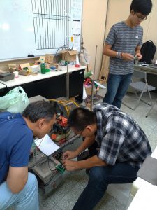 使用GPS跟踪和數據採集系統測試、肥料噴灑車的車輪控制和最終車體。