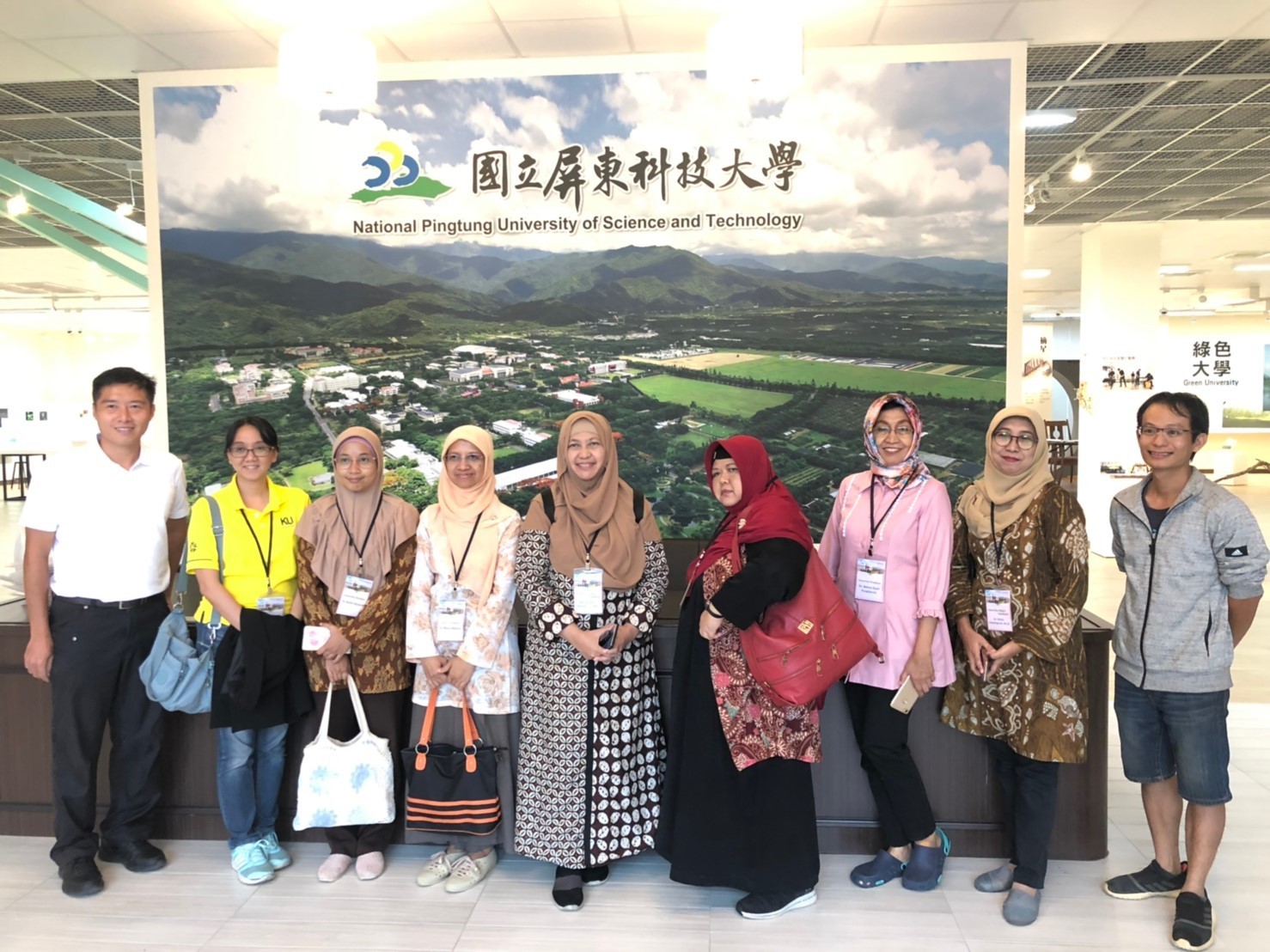 印尼布勞爪哇大學訪問學者植物保護學系助理教授 Dr. Retno Dyah Puspitarini (右三)、生物學系資深講師 Dr. Retno Mastuti (左四) 及食品科學暨技術系講師 Ms. Novita Wijayanti (左三) 參與國際處主辦的 2019 UNTA Welcoming Party