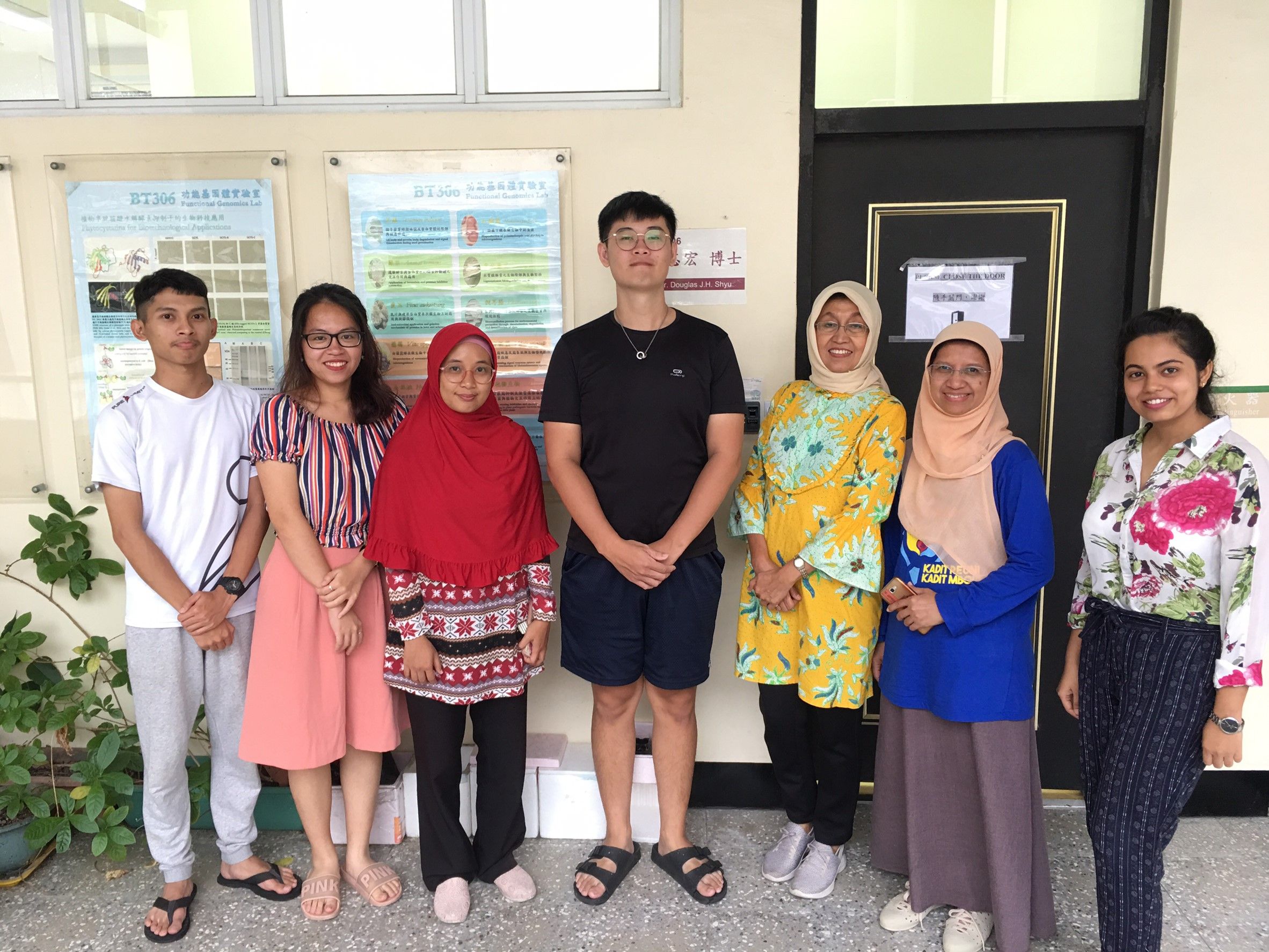 印尼布勞爪哇大學訪問學者植物保護學系助理教授 Dr. Retno Dyah Puspitarini (右三)、生物學系資深講師 Dr. Retno Mastuti (右二) 及食品科學暨技術系講師 Ms. Novita Wijayanti (左三) 於生物科技系 BT306 功能性基因體實驗室與學生討論並規畫執行研究計畫