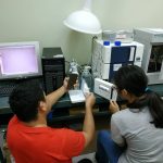 朱永麟老師指導學生使用HPLC分析Histamine以及相關分析前置作業