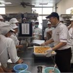 業師教導學生製作米蛋糕