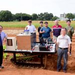 此圖履帶車噴藥車在田間實際功能測試及操作示範。